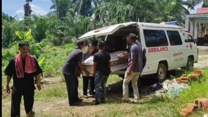 Jasad Rindu Syahputra Sinaga, pelajar yang meninggal dunia usai dihukum squat jump saat akan dimakamkan.