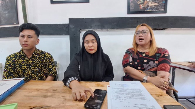 Korban penipuan arisan online, Intan Aseh bersama kuasa  hukumnya.