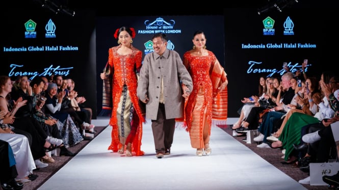 Desainer Torang Sitorus bersama peragawati yang memakai karyanya kain halal pada House of Icon Fashion Week London di Kota London.