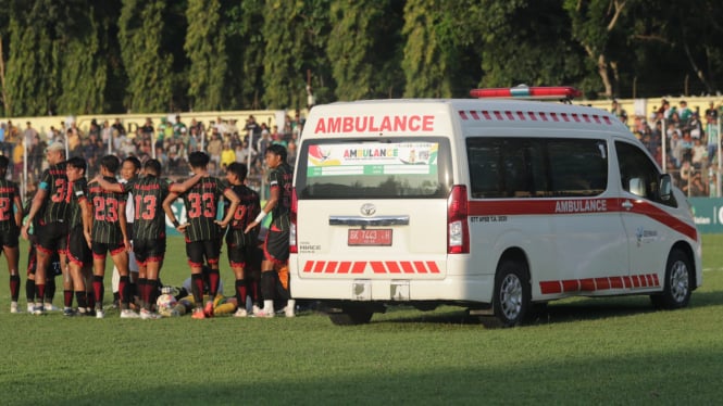 Para pemain Bekasi City mengelilingi sang kiper, Cahya Supriadi yang terkapar di lapangan saat laga melawan PSMS Medan di Stadion Baharoeddin Siregar.