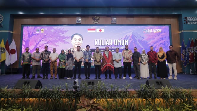 Konjen Jepang di Medan, Dr. Takonai Susumu saat menjadi narasumber pada kuliah umum di Kampus UMSU.