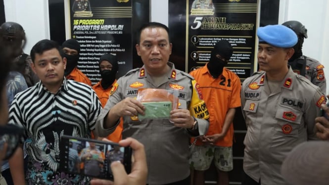 Kapolres Pelabuhan Belawan AKBP Janton Silaban tunjukan barang bukti.