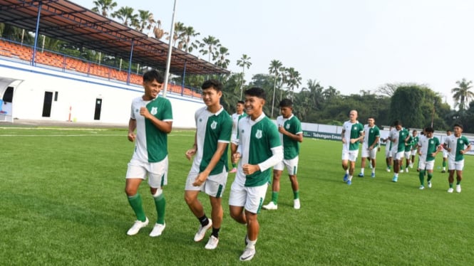 Pemain PSMS Medan berlatih.