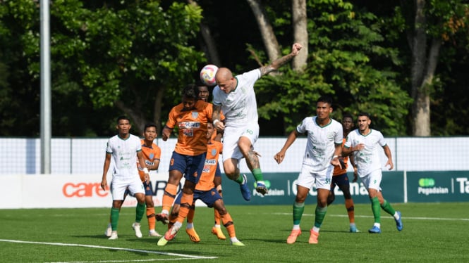 Pemain PSMS Medan, Sebastijan Antic berebut bola dengan pemain Dejan FC.