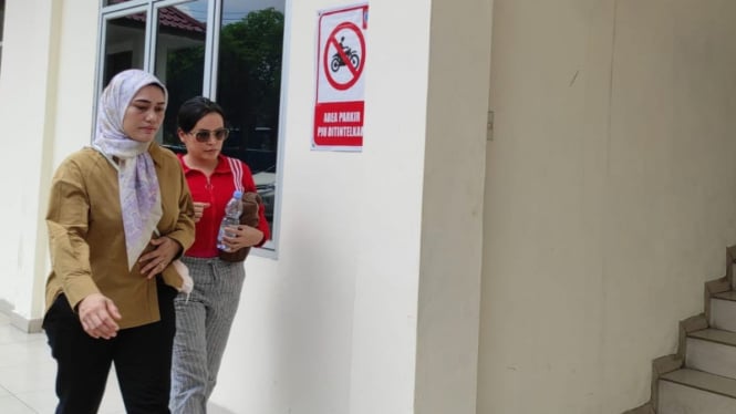 Irfan Satria Putra alias Ratu Entok (baju merah) diamankan Ditres Siber Polda Sumut kasus penistaan agama.