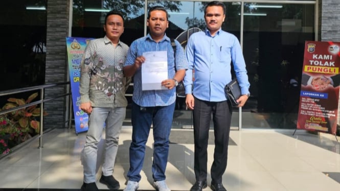 Tim Penasehat Hukum Masinton Pasaribu, saat membuat laporan ke Polda Sumut.