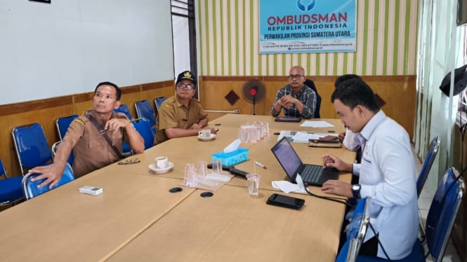 Ombudsman RI Perwakilan Provinsi Sumatera Utara saat memeriksa guru-guru SMP Negeri I STM Hilir terkait kematian seorang murid usai dihukum squat jump.