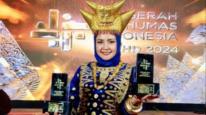 Kepala Humas USU, Amalia Meutia saat menerima Anugerah Humas Indonesia 2024.