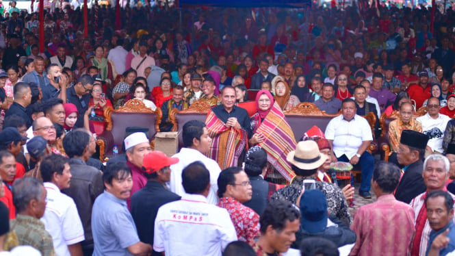 Calon Gubernur Sumut nomor urut 2, Edy Rahmayadi bersama istri, Nawal Lubis.