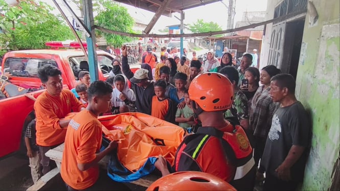 SAR Medan mengevakuasi jasad bocah 9 tahun terpleset di Sungai Denai.