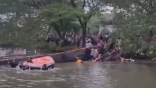 Puluhan pengunjung tercebur ke danau Taman Cadika Medan akibat jembatan terputus.