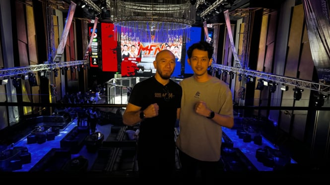 Inspektur Pertandingan dan juga Wakil KOBI, Max Maitino bersama Promotor Medan Fight Night, Calvin Gustinov.