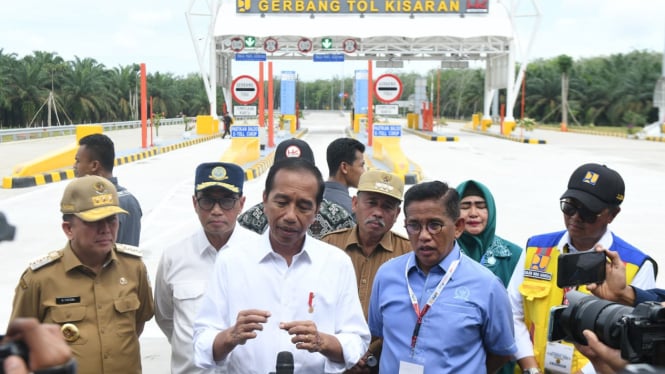 Presiden RI, Joko Widodo  meresmikan ruas tol Limapuluh-Kisaran di Gerbang Tol Kisaran, Kabupaten Asahan.