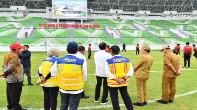 Presiden RI, Joko Widodo melihat kondisi Stadion Utama Sumatera Utara.