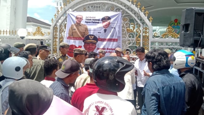 Aksi massa MARGASU demo tuding Pj Gubernur Sumut cawe-cawe di depan Kantor Gubernur Sumut