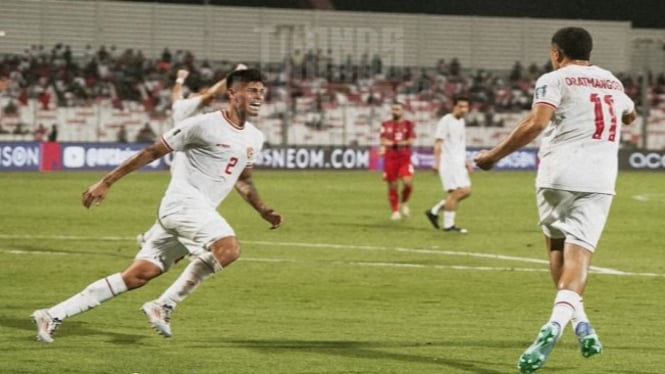 Pemain Timnas Indonesia, Ragnar Oratmangoen (11) bersama Maees Hilgers meluapkan kegembiraan usai mencetak gol ke gawang Bahrain.