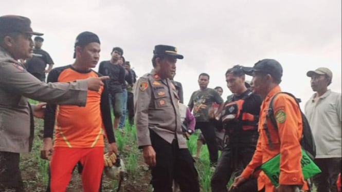 Tim Gabungan mengevakuasi tim Basarnas yang hanyut saat mencari korban hanyut di Sungai Lau Biang Kabupaten Karo.