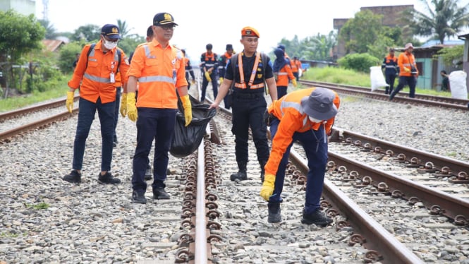 KAI Sumut gelar aksi bersih Lintas Jalur Medan-Bandar Kalipah.