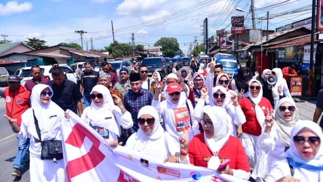 Emak-emak di Kota Tebingtinggi adang Edy Rahmayadi.