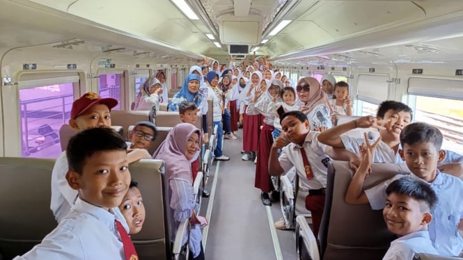 Pelajar mengikuti program Edutrain KAI Bandara Medan.