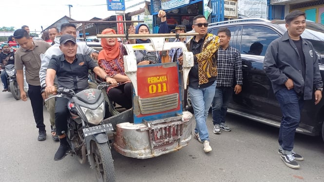 Cagub Sumut, Edy Rahmayadi mengendarai becak motor saat berkunjung ke Kabupaten Simalungun.