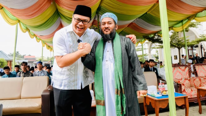 Calon Bupati Deliserdang, dr. Asri Ludin Tambunan bersama ulama.