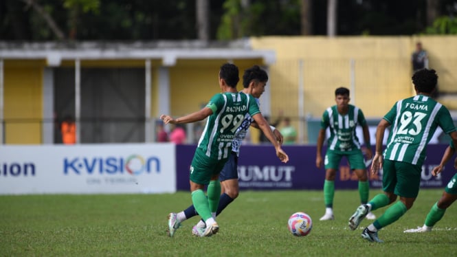 Pemain PSMS Medan kawal pemain PSPS Pekanbaru.