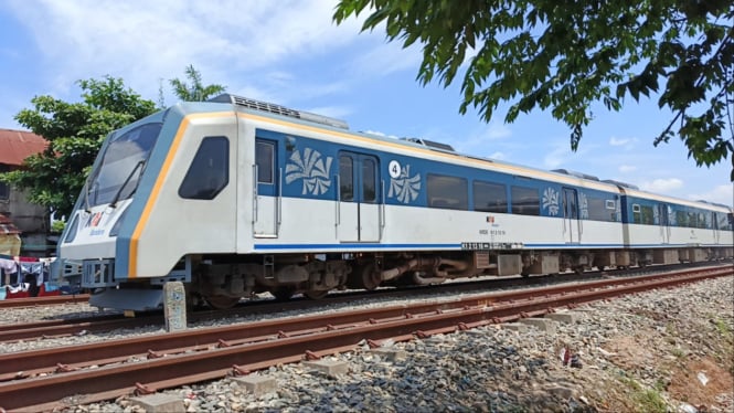 Kereta api saat melaju di perlintasan KA di Kota Medan.