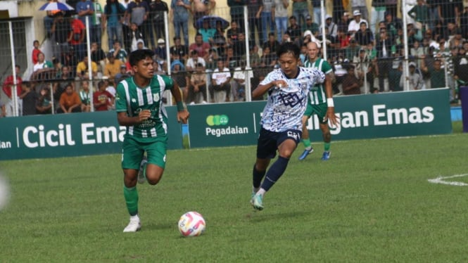 Pemain PSMS Medan dikawal pemain PSPS Pekanbaru.