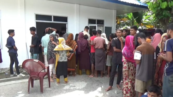 Pengungsi Rohingya yang tiba di Kantor Camat Pantai Labu.