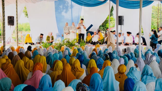 Tokoh masyarakat Deliserdang, Asri Ludin Tambunan  saat menghadiri pengajian Al Hidayah Deliserdang.