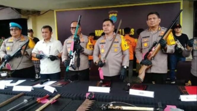 Kapolda Sumut, Irjen Pol Whisnu Hermawan Februanto dan Kapolrestabes Medan, Kombes Pol Gidion Arif Setyawan tunjukan barang bukti geng motor yang menyerang warga hingga menewaskan 2 orang.