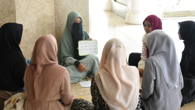 Dosen Agama Islam Unimed beri pendampingan belajar membaca dan memahami Alquran di Masjid Unimed.