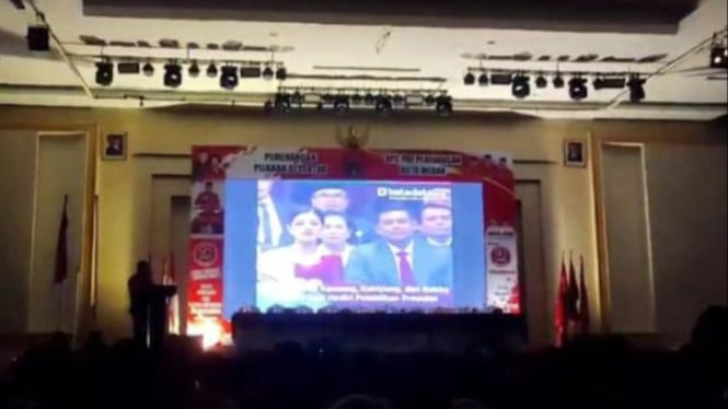 Video Bobby Nasution bersama istrinya, Kahiyang Ayu dan Kaesang Pangarep disoraki 'Huuu' saat pelantikan Presiden RI diputar pada Rakercabsus PDIP Kota Medan.