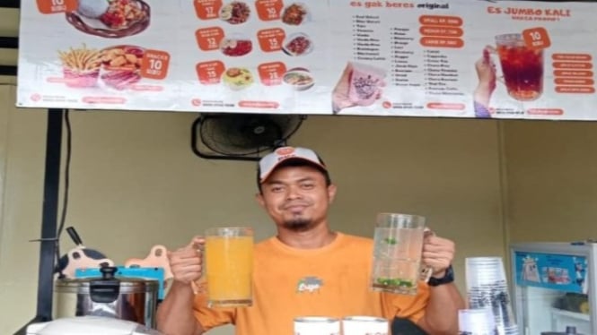 Yudi Efrinaldi, tunjukan produk Es Gak Beres.