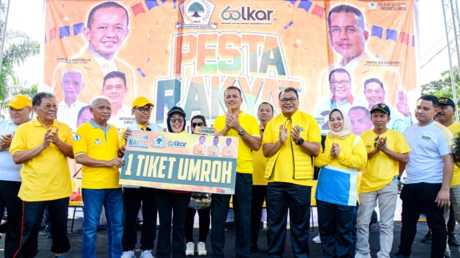 Ketua DPD Golkar Sumut, Musa Rajekshah memberikan hadiah umroh kepada seorang ibu di Kabupaten Deliserdang.