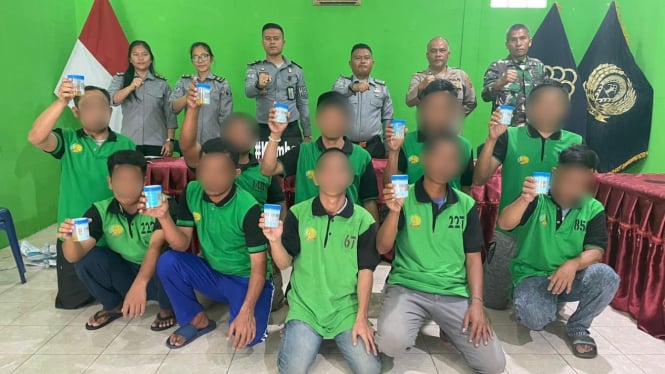 Petugas Lapas Siborongborong tes urine warga binaan.