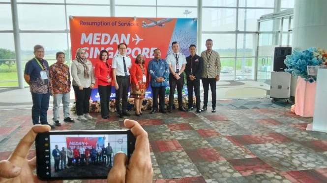 Penyambutan kedatangan perdana pesawat Jetstar tujuan Singapura - Kualanamu.