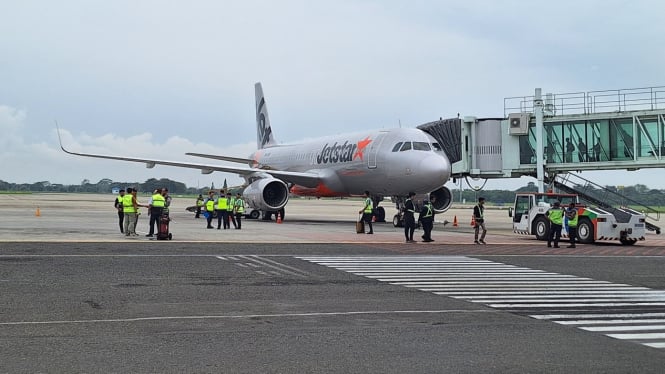 Pesawat Jetstar dari Singapura mendarat di Bandara Kualanamu.