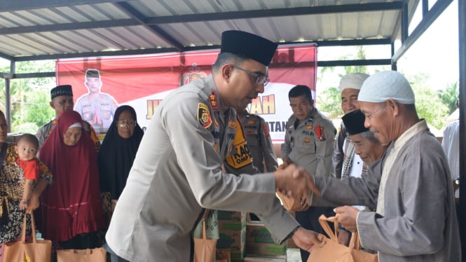 Kapolres Labusel, AKBP Arfin Fachreza bagikan sembako kepada jamaah Masjid Al Hidayah Silangkitang, di  Kabupaten Labusel.