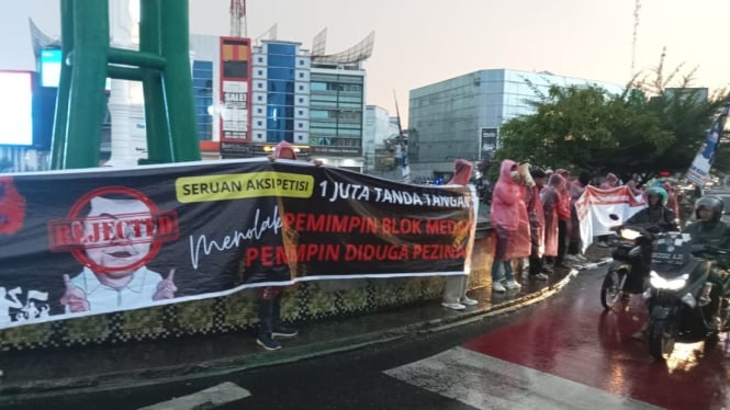 Aksi massa AMBSU di bundaran Jalan Jenderal Gatot Subroto.