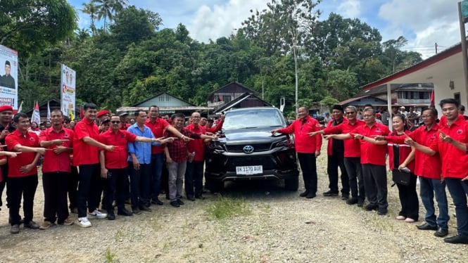 Ketua DPD PDIP Sumut, Rapidin Simbolon menyerahkan satu unit mobil Fortuner kepada DPC PDIP Kabupaten Nias.