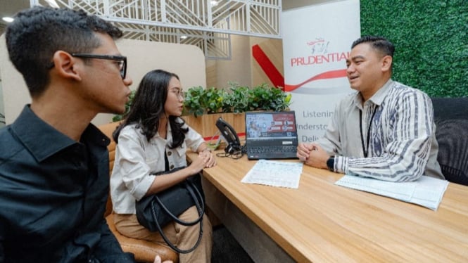 Staf Prudential Indonesia memberikan penjelasan kepada nasabah.