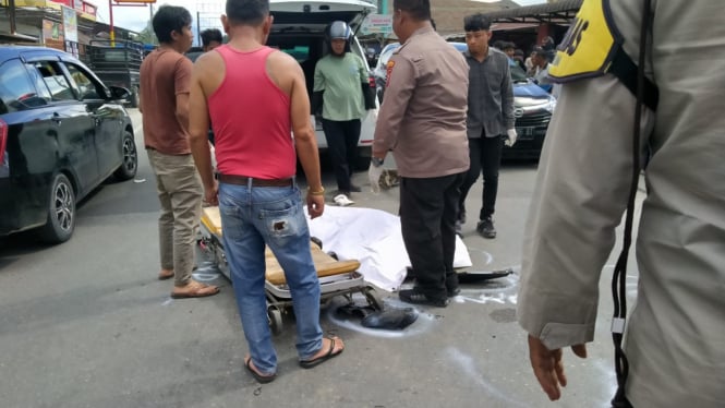 Polisi evakuasi pemotor tewas dilindas truk di Taput.