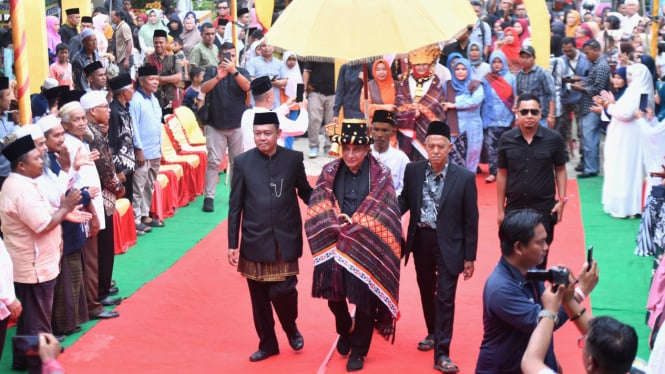 Cagub Sumut, Edy Rahmayadi bersama istrinya, Nawal Lubis di Madina.