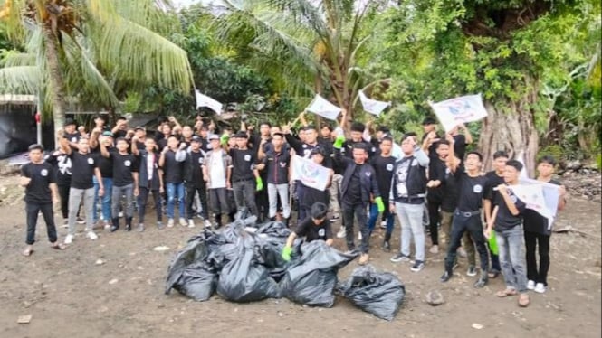 Komunitas BONAR Sumut, pendukung  Bobby Nasution gelar aksi bersih sungai.