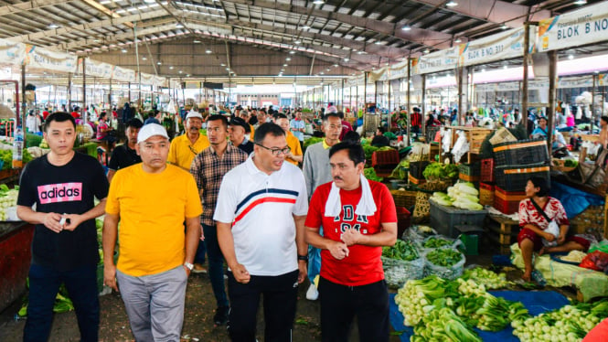 Calon Bupati Deliserdang, dr Asri Ludin Tambunan saat menemui pedagang di Pasar MMTC.