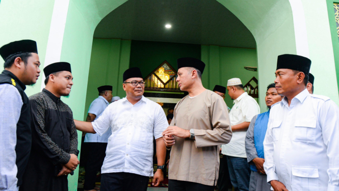 Calon Bupati Deliserdang, dr Asri Ludin Tambunan bersama Musa Rajekshah saat peresmian Masjid ke-48 Al Musannif Miftahul Ulum di Percut Sei Tuan, Deliserdang.