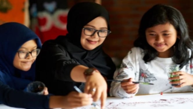 Anjani Sekar Arum berikan pendidikan membatik kepada anak-anak.