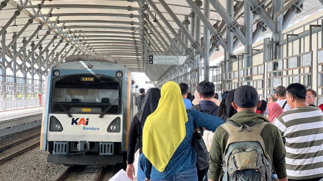 Aktifitas KA Bandara di Stasiun Medan.